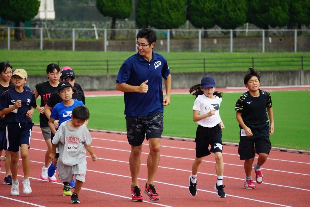草, 屋外, スポーツ, 人 が含まれている画像

自動的に生成された説明