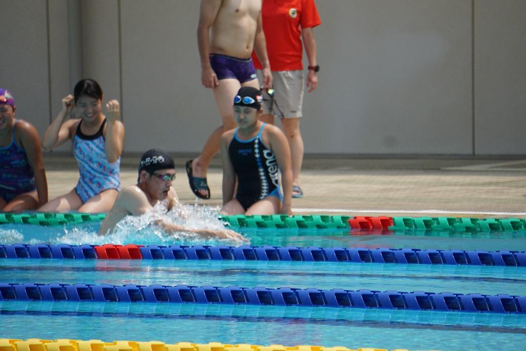 ウォータースポーツ, スポーツ, スイミング, 建物 が含まれている画像

自動的に生成された説明