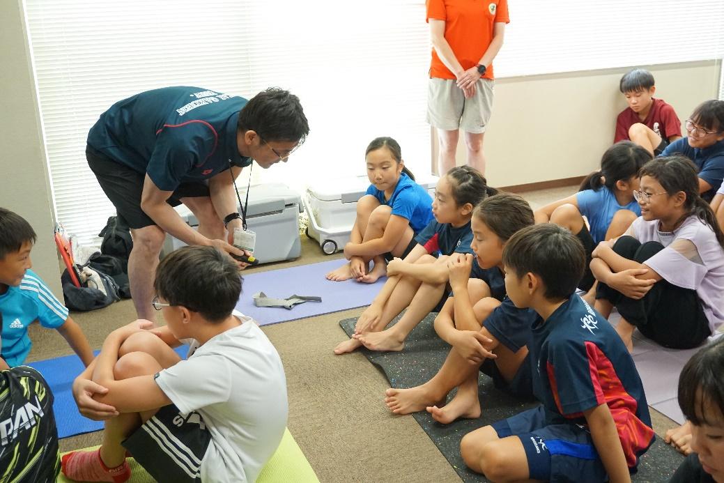 人, 子供, 少年, 屋内 が含まれている画像

自動的に生成された説明