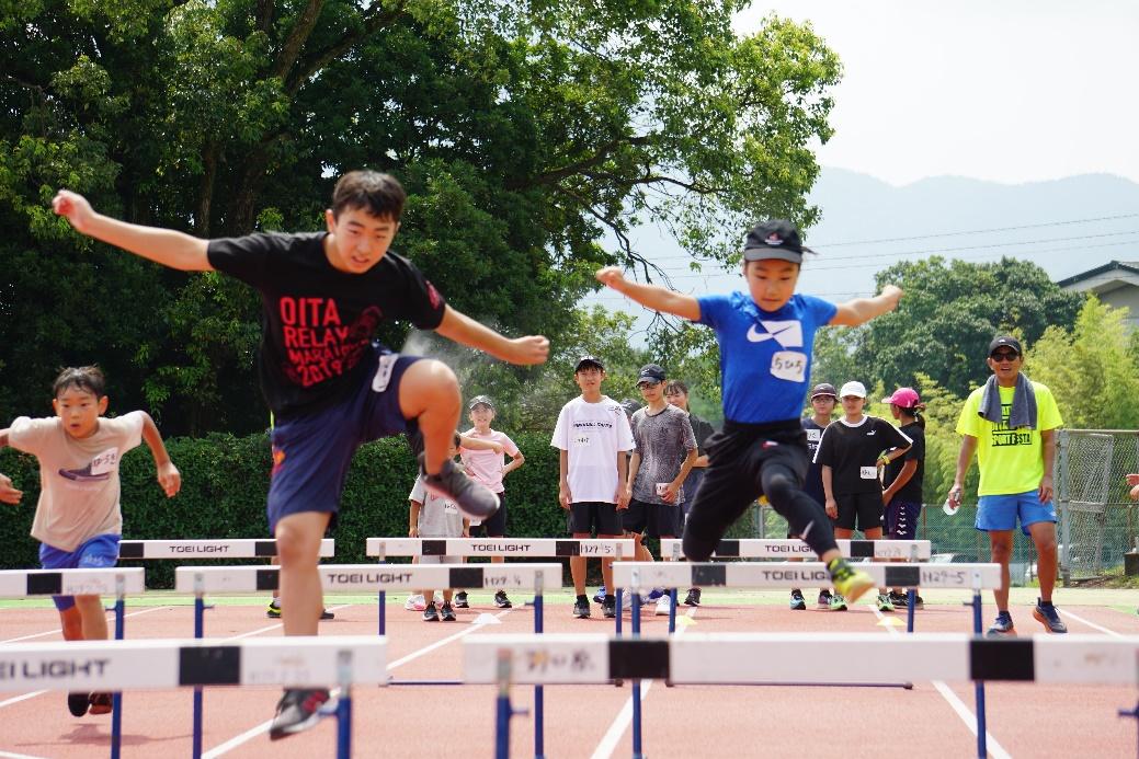 ジャンプするスケートボーダー

自動的に生成された説明