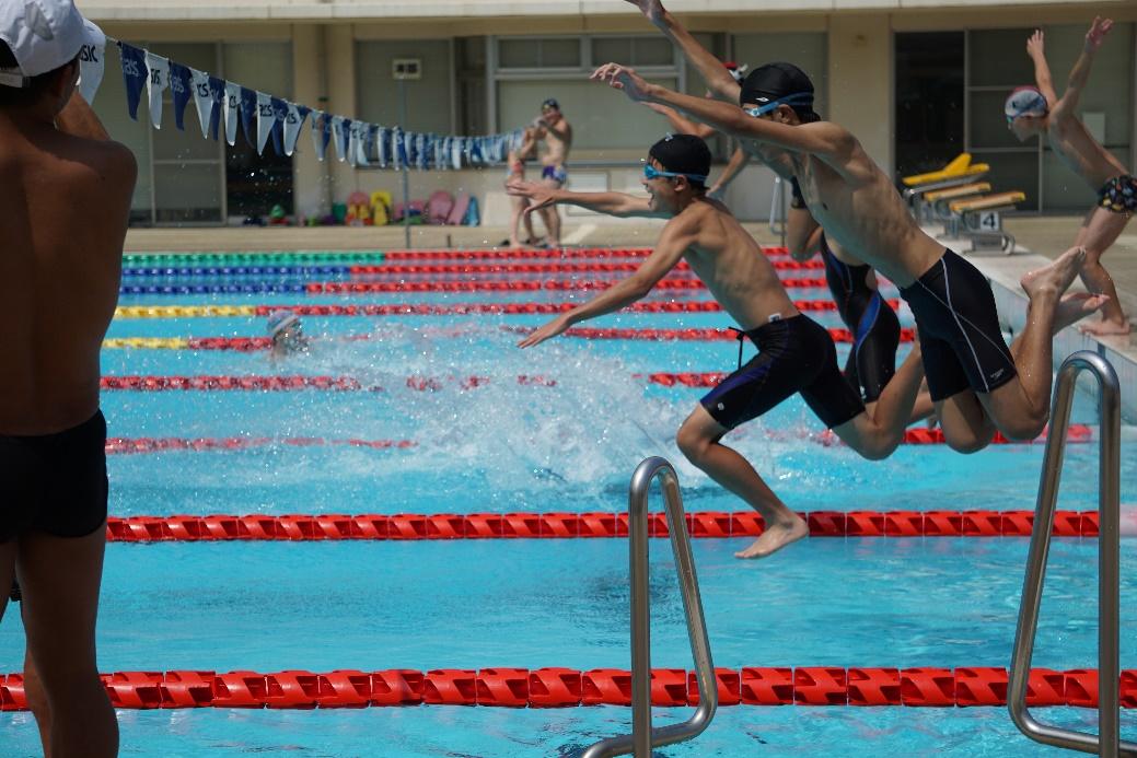 人, 水, スポーツ, 屋外 が含まれている画像

自動的に生成された説明