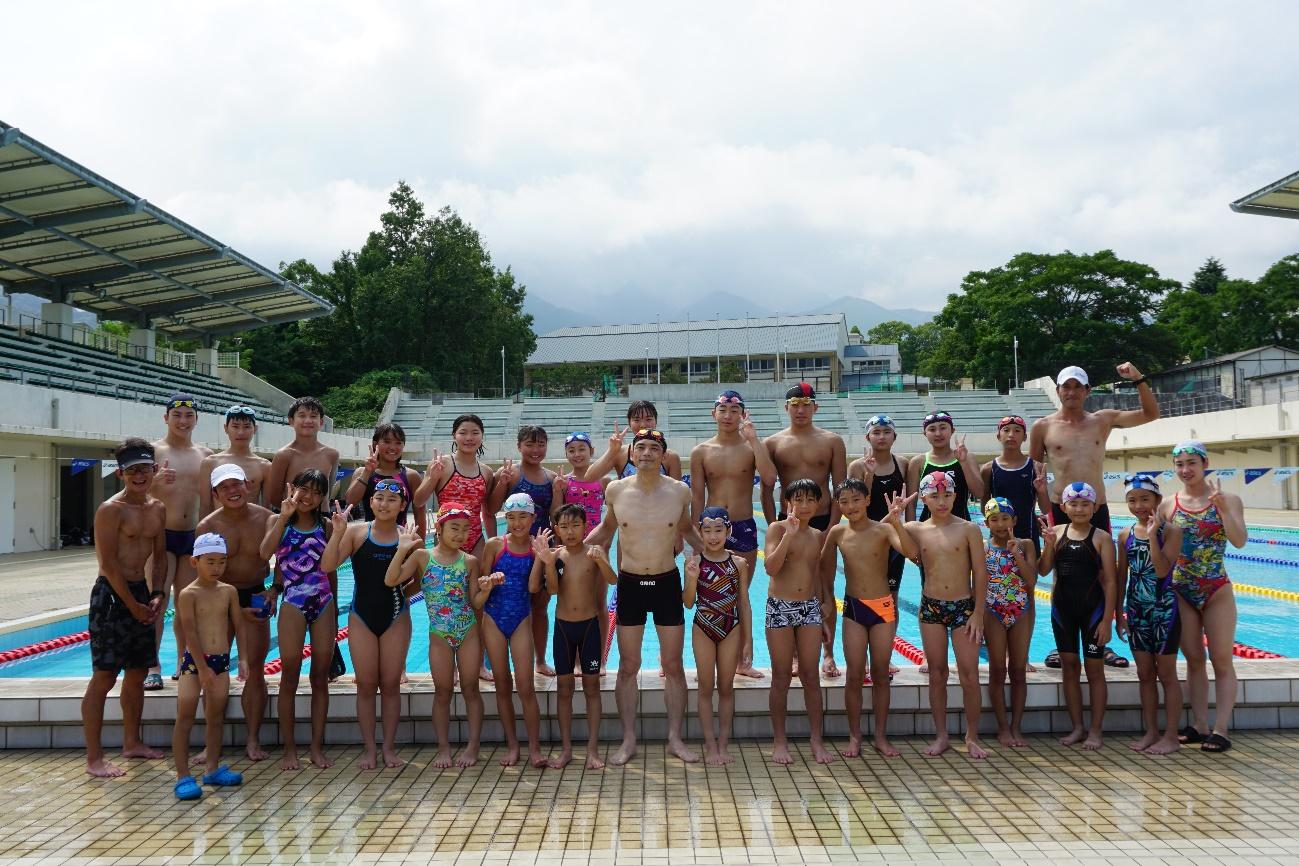 砂浜に並ぶ人々

低い精度で自動的に生成された説明